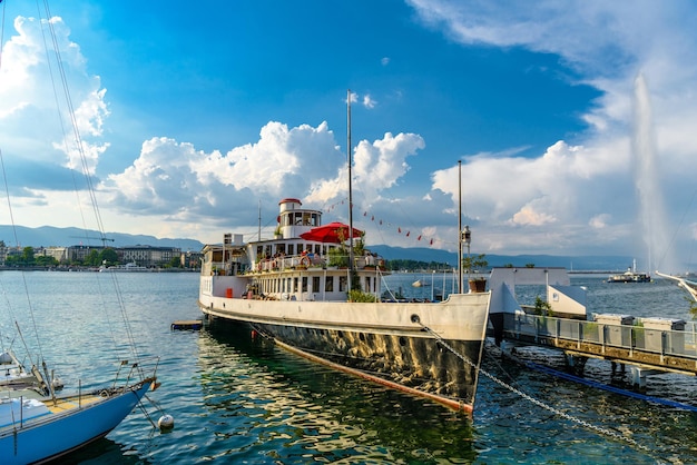 Navio no lago claro de Genebra na Suíça