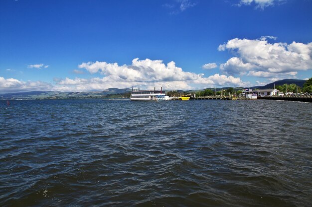 Navio no lago Rotorua, na Nova Zelândia