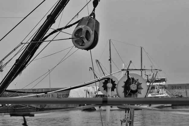 Foto navio no mar contra o céu limpo