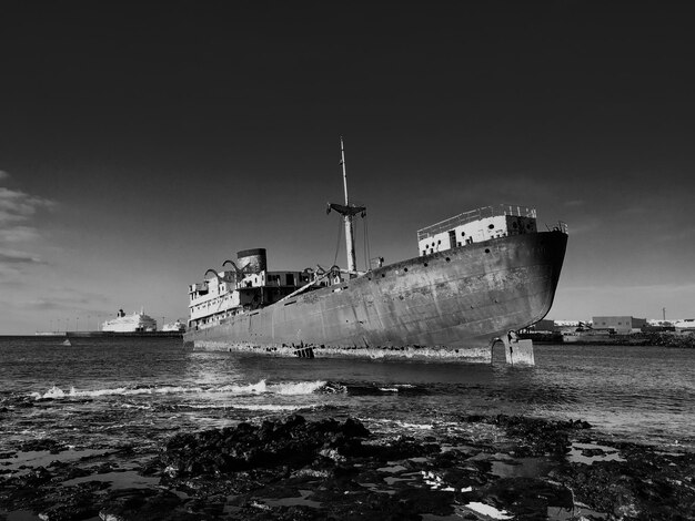 Foto navio no mar contra o céu