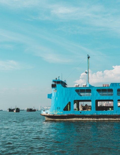 Foto navio no mar contra o céu