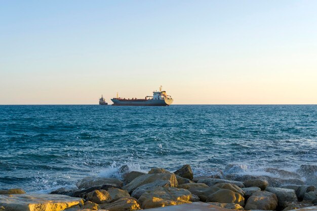 Navio no mar Mediterrâneo ao largo da costa de Chipre