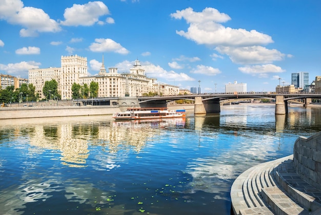 Navio no rio moskva e ponte borodinsky moscou