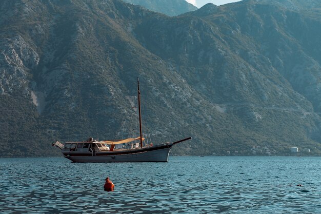 Navio perto da aldeia de Perast. Montenegro