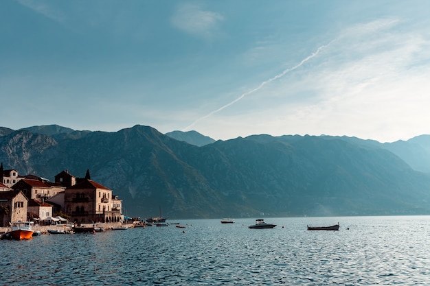 Foto navio perto da aldeia de perast. montenegro