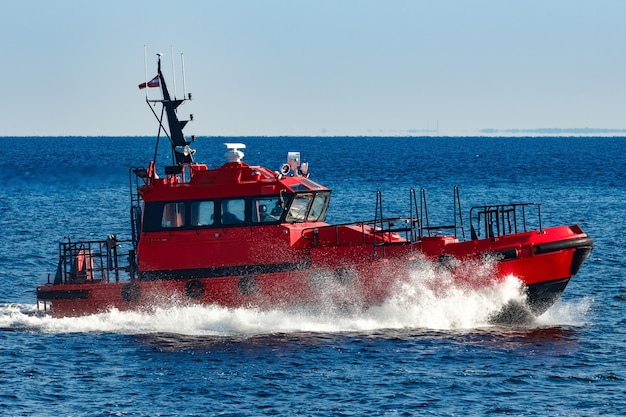 Navio-piloto vermelho saindo do mar Báltico