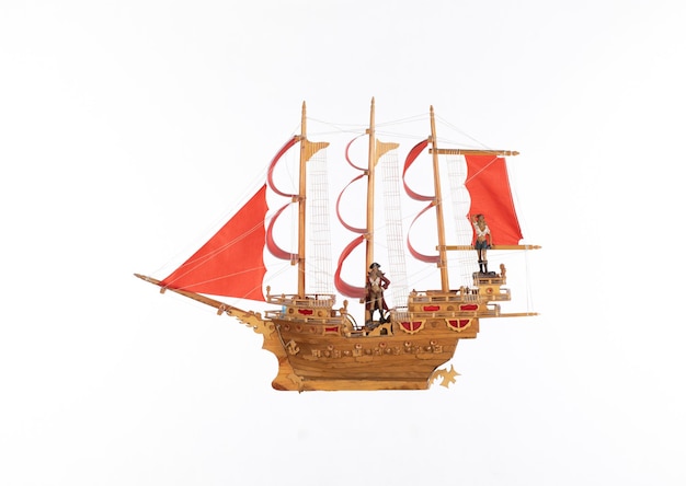 navio pirata com velas vermelhas isoladas em fundo branco