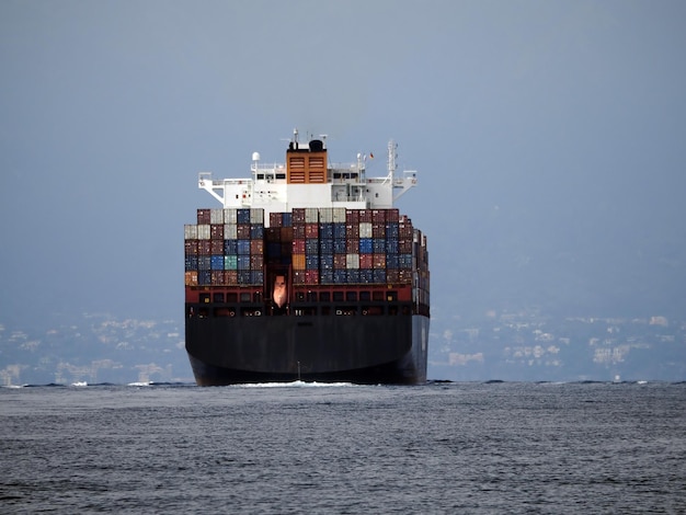 Navio porta-contêineres em mar aberto