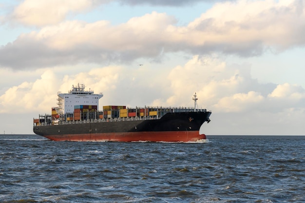 Navio porta-contêineres no mar Embarcação de carga Logística negócios de importação e exportação