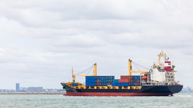 Navio porta-contêineres transportando carga logística para importar mercadorias de exportação