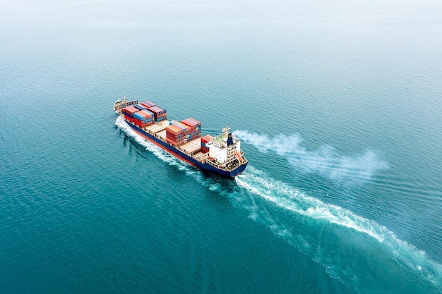 Navio porta-contentores a toda velocidade no mar para o transporte de mercadorias de importação e exportação logística de carga