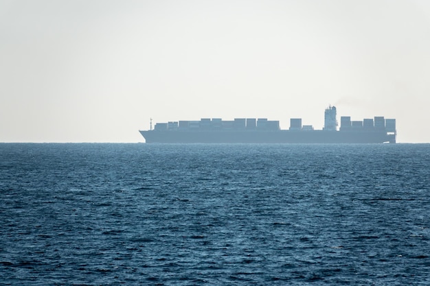 Navio porta-contentores chinês ao largo da costa da China