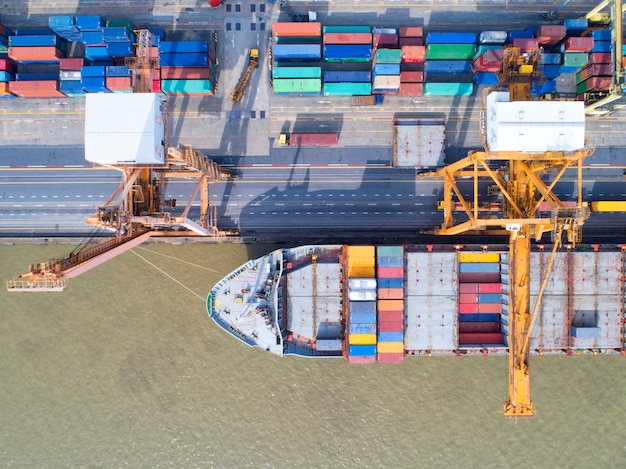 Navio porta-contentores em negócios de exportação e importação e logística.