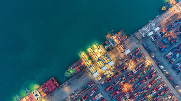 Navio porta-contentores em negócios de exportação e importação e logística.