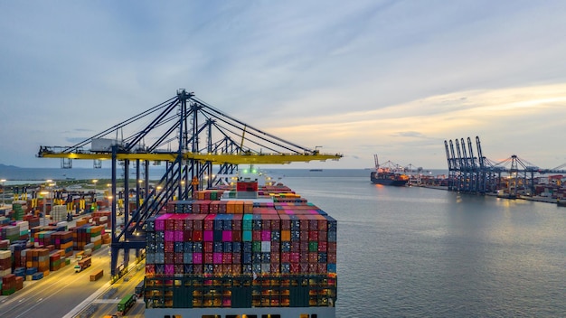 Navio porta-contentores empresa de negócios globais transporte de mercadorias importação exportação logística e transporte por navio porta-contentores navio porta-contentores transporte de carga transporte marítimo internacional em todo o mundo