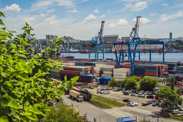 Navio porta-contentores na importação, exportação e logística empresarial por guindaste trade port transporte de carga para o porto vista aérea de drone transporte internacional conceito de logística empresarial