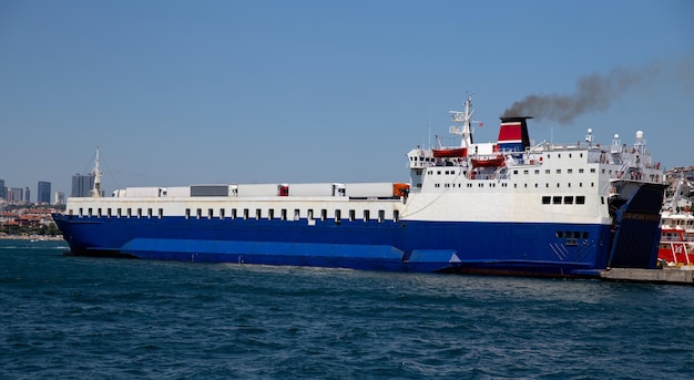 Navio roro no porto