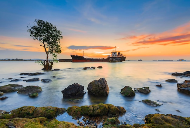 Navio-tanque ao pôr do sol