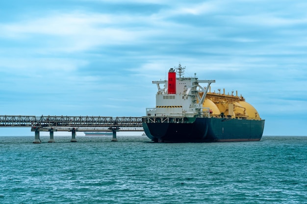 Navio-tanque de gás natural liquefeito durante o carregamento em um terminal offshore de gnl