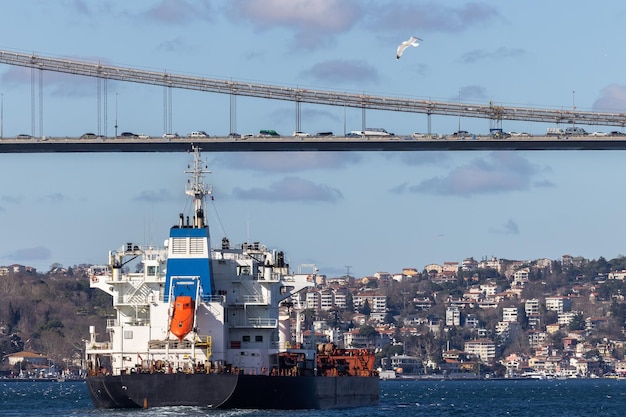Navio-tanque passa pelo Bósforo com a Ponte do Bósforo em Istambul, Turquia ou Estreito de Turkiye Bósforo, conectando a Europa à Ásia Navio-tanque em Istambul, Turquia
