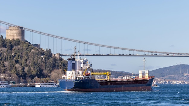 Navio-tanque passa pelo Bósforo com a Ponte do Bósforo em Istambul, Turquia ou Estreito de Turkiye Bósforo, conectando a Europa à Ásia Navio-tanque em Istambul, Turquia