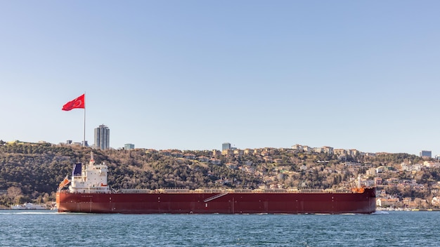 Navio-tanque passa pelo Bósforo com a Ponte do Bósforo em Istambul, Turquia ou Estreito de Turkiye Bósforo, conectando a Europa à Ásia Navio-tanque em Istambul, Turquia