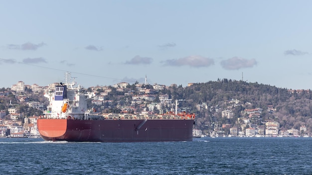 Navio-tanque passa pelo Bósforo com a Ponte do Bósforo em Istambul, Turquia ou Estreito de Turkiye Bósforo, conectando a Europa à Ásia Navio-tanque em Istambul, Turquia