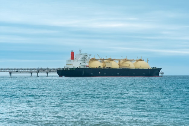 Navio transportador de gás natural liquefeito durante o carregamento em um terminal offshore de GNL