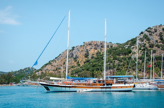 Navio turístico no fundo de uma paisagem montanhosa de verão lindo no mar Mediterrâneo.