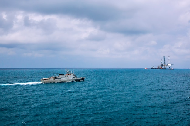 Navios da marinha militar em vista para a baía do mar de helicóptero