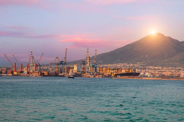 Navios de carga de contentores na Itália porto de Nápoles e doca industrial terminal para envio de mercadorias