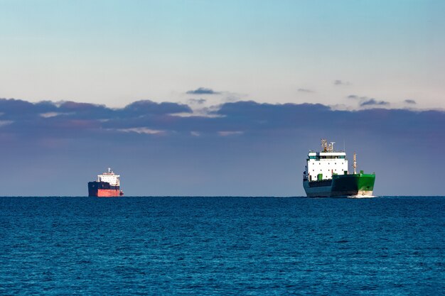 Navios de carga em águas paradas do mar báltico