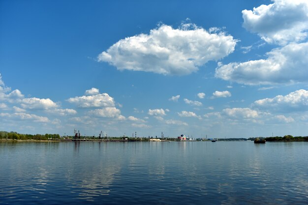 Navios de carga navegam ao longo do rio volga