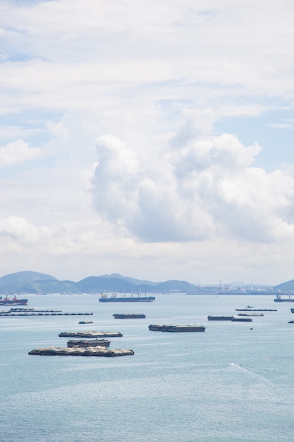 Navios de carga no mar