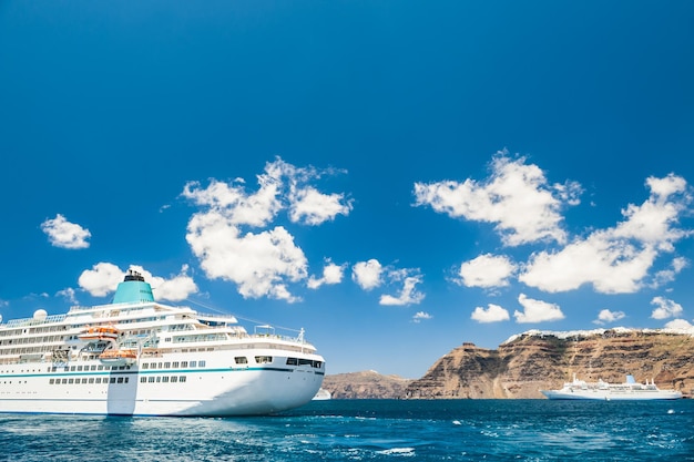 Navios de cruzeiro perto da ilha de santorini, grécia. bela paisagem com vista para o mar.