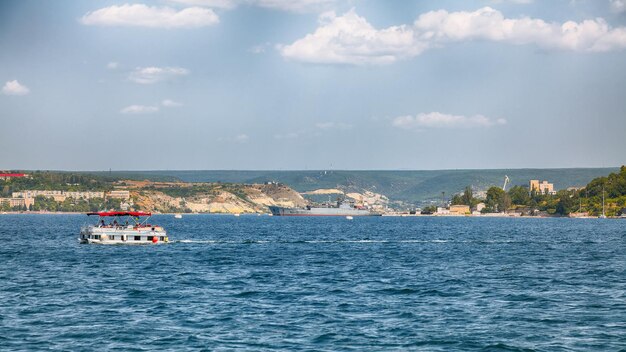 Foto navios de guerra da marinha na baía de sebastopol