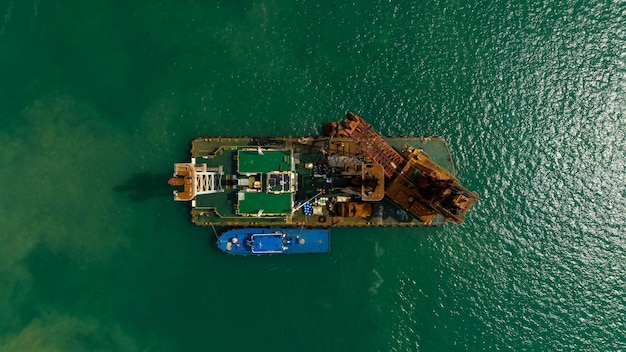 Navios de pesquisa marinha exploram campos petrolíferos com uma pequena plataforma aérea vista de cima