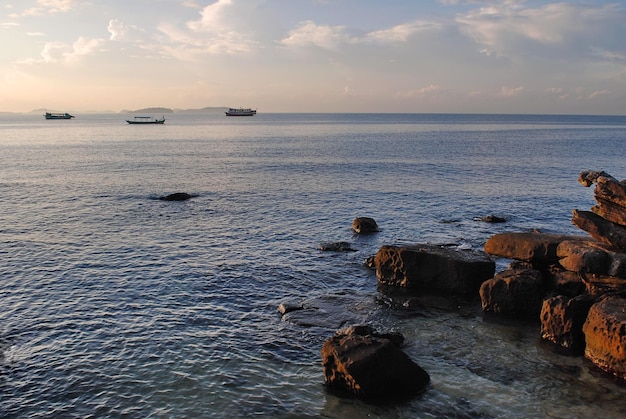 Navios e barcos no início da manhã de novembro no Golfo de Siam Sihanoukville Camboja