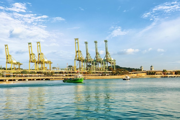 Navios e guindastes de carga na ilha de Sentosa, em Cingapura. Terminal de contêineres portuários ao fundo