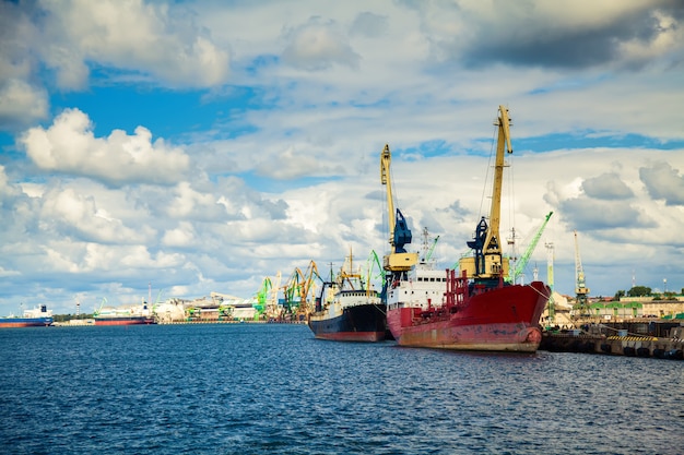 Navios no porto de Klaipeda