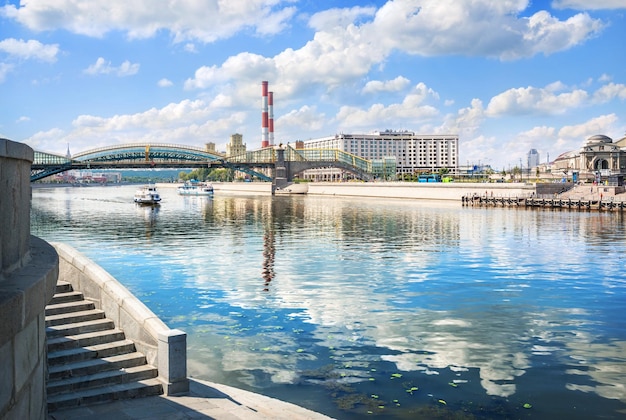 Navios no rio Moskva e ponte Bogdan Khmelnitsky Moscou