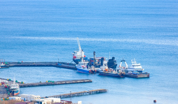 Navios perto do cais do porto de Kamchatka.