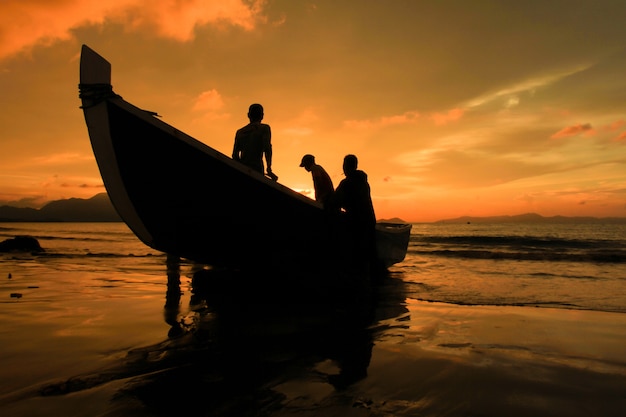 Navios pescadores e pescador