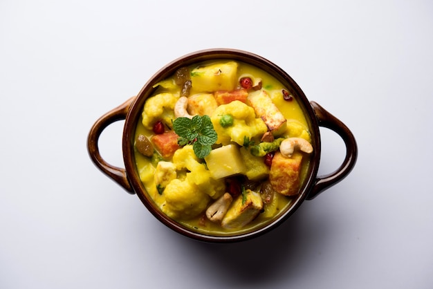 Navratan korma é um prato mughlai rico, cremoso e saboroso da índia que se traduz literalmente em curry ninegem. as joias são as frutas, vegetais e nozes que compõem o curry