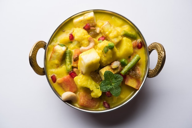 Navratan Korma é um prato Mughlai rico, cremoso e saboroso da Índia que se traduz literalmente em curry ninegem. As joias são as frutas, vegetais e nozes que compõem o curry