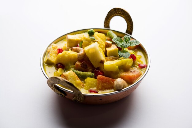 Navratan Korma es un plato mughlai rico, cremoso y sabroso de la India que se traduce literalmente en curry de nueve gemas.Las gemas son las frutas, verduras y nueces que componen el curry.