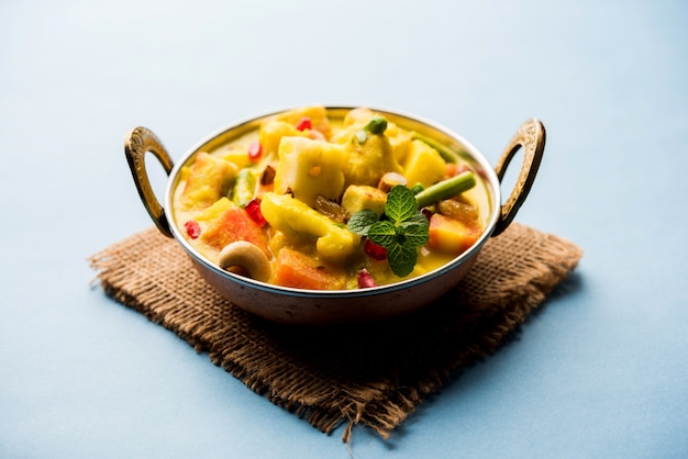 Navratan Korma es un plato mughlai rico, cremoso y sabroso de la India que se traduce literalmente en curry de nueve gemas Las gemas son las frutas, verduras y nueces que componen el curry