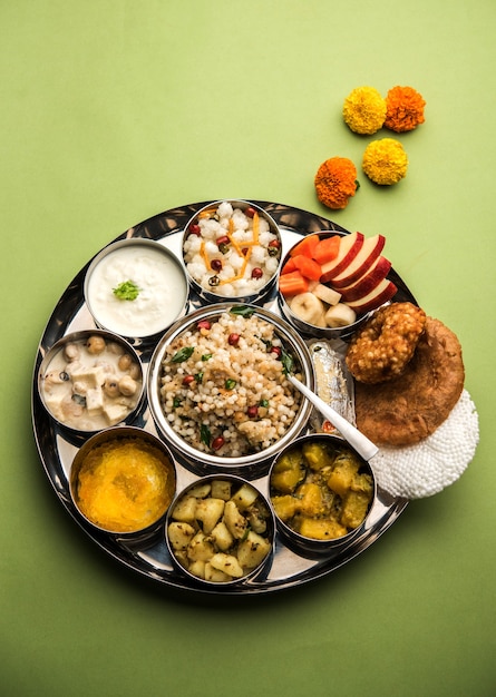 Navratri Upwas Thali / plato de comida en ayunas, enfoque selectivo