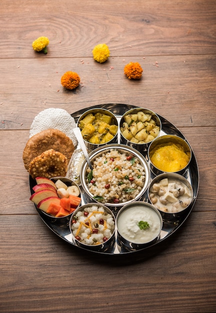 Navratri Upwas Thali / plato de comida en ayunas, enfoque selectivo