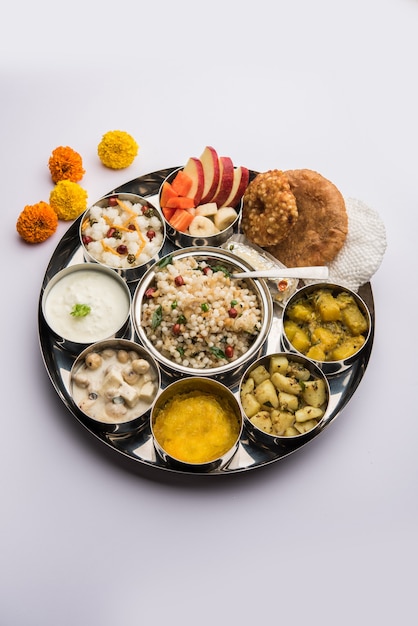 Navratri Upwas Thali / Prato de fast-food, foco seletivo